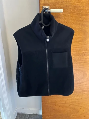 Svart fleeceväst - Säljer en svart fleeceväst, använd fåtal gånger 