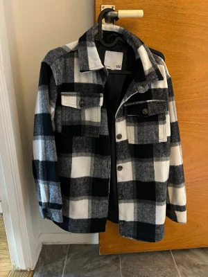 Svartvitrutig overshirt - Lager 157 jacka använd fåtal gånger, storlek 160 men passar XS/S