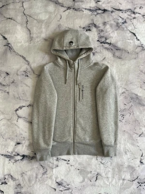 Sail Racing Bowman Zip - En mycket fin knappt använd zip ifrån Sail Racing. Tröjan är i deras gamla stil, alltså släpps det inte mer sånna tröjor i just den stilen. Sitter fint i storlek men jämför måtten innan du köper:) Axelbrett: 40 Lägnden: 60  Priset kan diskuteras!