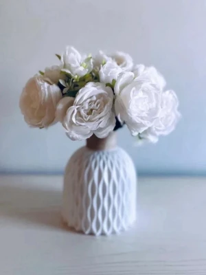 Elegant vit rosbukett med vas – komplett set - Otroligt vacker och stilren bukett i mjuka vita toner som ger ett lugnt, exklusivt och harmoniskt intryck 🌿 Perfekt som inredningsdetalj i vardagsrum, sovrum eller på ett dukat bord. Stilren designvas i modern komposit med matt finish och exklusiv, keramisk känsla.  #konstblommor #blommor #inredning #heminredning #dekoration #vas #bukett #blomster #inredningsdetaljer #lyxigkänsla #budgetfynd #prisvärt #trendigt #finthhem #homedecor #interiordesign #stilrent #gypsophila #konstgjordablommor 