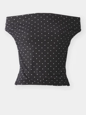 Söt prickig topp gina - Söt prickig topp från Gina i mycket bra skick, snygg off-shoulder med öppen rygg, går att stylea på två olika sätt, även som halterneck, strl xs men passar även s, nypris 350:-🩷