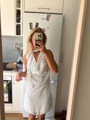 Prickig klänning - Kort prickig klänning. Endast testad . Storlek xs