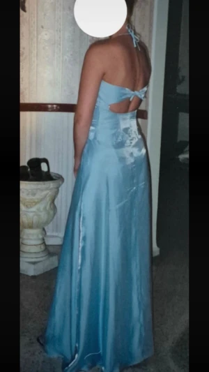 Ljusblå balklänning - Hej! Säljer min balklänning, den är tvådelad, bild på nederdelen på sista bilden 🌟 Överdelen liknar en korsett, och har en dragkedja i sidan. Jag är 171 cm lång och den passar fint med låga klackar. Jag postar den inplastad och väl förpackad, så snart jag kan. Kan lägga upp igen så får köparen fri frakt 🙂🙂