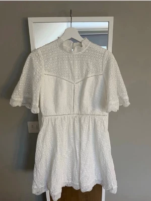 Studentklänning - Vit klänning som passar perfekt till studenten eller examen/skolavslutning! Klänningen är från märken by Malina och nypris är 1300kr! Modellen är slutsåld och säljs inte längre. ☺️ Klänningen är endast använd vit utspringet, inte vid flak på kvällen eller likande vilket innebär att den är i väldigt bra skick! Inga fläckar eller defekter! 💕