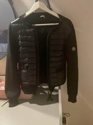 Svart cardiganjacka från Moncler - Snygg svart Moncler cardiganjacka, säljer för att köpa en annan modell. Lätt att matcha och bekväm, lagom varm. Lappen har gått av men finns kvar och kan fästas igen, syns knappt! 💝