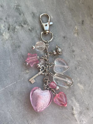 Pink heart bag charm/keychain - Bag charm/keychain med pärlor och berlocker, gjord av mig💕
