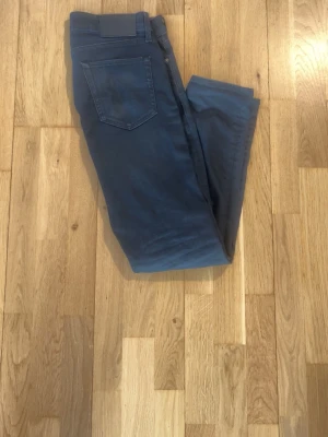 Svarta Jack & Jones jeans - Säljer ett par fräscha Jack & Jones jeans i färgen svart. De är i super  bra skick och är lite använda. Skriv angående frågor eller pris.