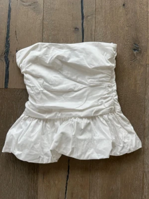 Vit tubtopp från Zara - Säljer en tubtopp från Zara! Supersöt nu till sommaren🌸💗☀️