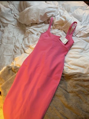 Rosa klänning  - Super fin klänning i ordentligt material med slits baktill i storlek S.  Prislapp kvar 