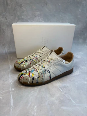 Maison margiela gats  - Maison margiela gats med paint splatter. Otroligt sällsynta att hitta äkta, äkthetsbevis medföljer vid köp. Box och dustbags medföljer. Mycket fint skick. DM vid intresse!