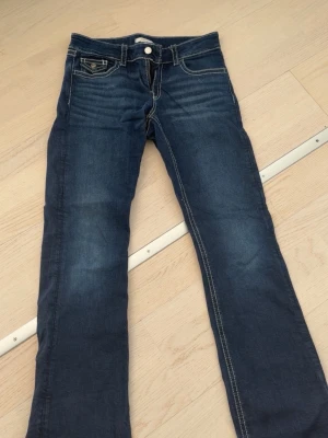 Mörkblå bootcut jeans  - Är 169 och de sitter perfekt , hör av dig vid frågor!🩷