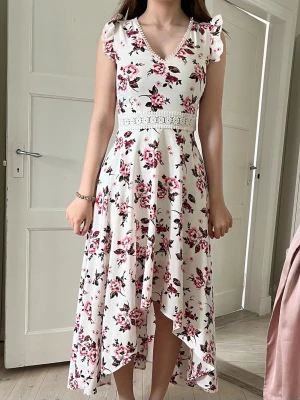 Blommig sommarklänning - Söt blommig sommarklänning, med spetsdetalj i och asymmetrisk kjol som är längre bak. Köpt på en marknad i Nice för 400kr. Använt max 5 gånger. Perfekt för sommaren!
