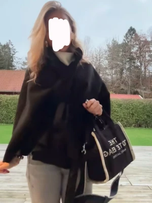 Poncho/jacka från Missäy - Fin svart poncho/jacka/kappa från Missäy, one size, knappt använd. 