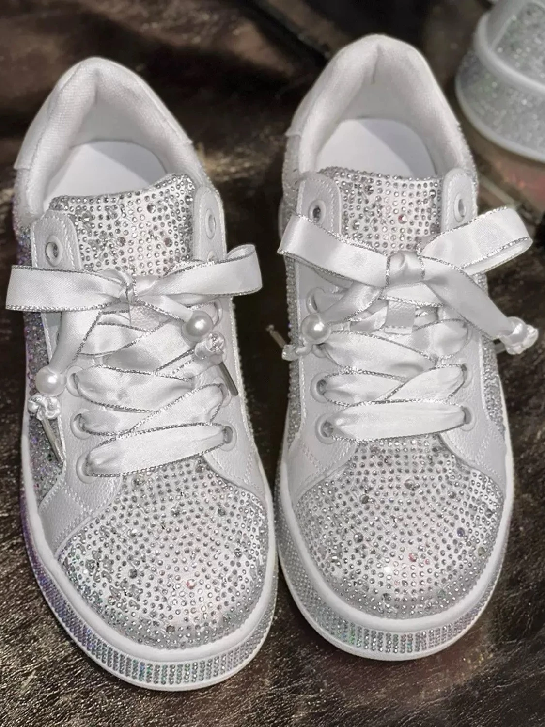 Vita sneakers med strass och pärlor