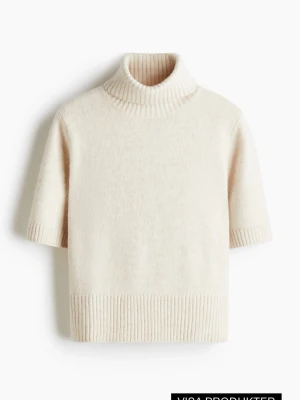 Krämvit stickad polotröja kort ärm - Säljer en krämvit stickad polotröja med korta ärmar och bred ribbstickad kant vid ärmslut, nederkant och hals. Tröjan har en avslappnad passform och är tillverkad i mjukt material som ger en clean och modern look. Använd 2 ggr, skriv för egna bilder!!💘