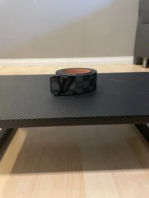 Svart rutigt bälte - 📏 110 cm ✨ Mycket bra skick 📸 Precis som på bilderna 📦 Skickas inom 24h ❓ Skriv gärna vid frågor 💎 helt ny