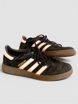 Adidas Spezial svarta sneakers - Klassiska Adidas Spezial sneakers i svart mocka med vita detaljer och gummisula. Som det går att se på sista bilden är de slitna inuti skon, men annars väldigt bra skick