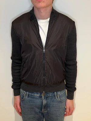 Moncler cardigan  - Skick: 9.5/10 | storlek M men sitter som en XS 