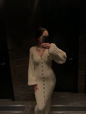 Adoore stickad klänning - Anvönd två gånger, finns inge defekter! Storlek 32