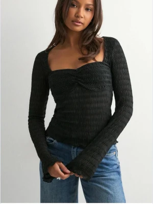 Topp - Säljer denna fina topp från Nelly, då den inte kommer till användning. Toppen har stretchigt material och långa ärmar. Använd endast en gång🥰