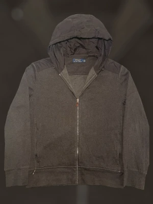 Mörkgrå cardigan från Ralph Lauren - Fet mörkgrå Cardigan från Ralph lauren i riktigt fint skick / 9/10 skick / storlek M / 100% autentisk / kontakta via intresse eller annat och pris kan alltid diskuteras!🙏