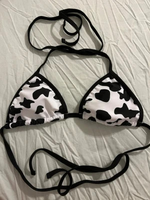 NY! Svartvit bikiniöverdel med ko-mönster - NY! Vadderad cow print bikini topp (går att ta ut dem) i storlek S. Perfekt till stranden eller som bh till linne eller transparent tröja 🐄 