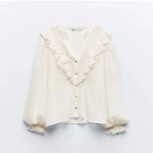 Zara blus - Jättefin trendig blus från Zara. Den passar perfekt till både skola och finare tillfällen.        Pris kan diskuteras vid snabb affär!