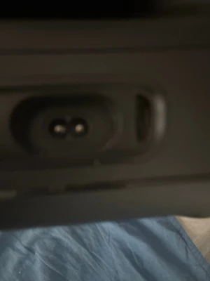 Svart bärbar högtalare med robust design - Säljer en svart bärbar högtalare med robust och modern design. Högtalaren har ett markerat utropstecken på sidan och skyddande galler. Tillverkad i slitstark plast och metall, perfekt för att ta med sig överallt där du vill ha bra ljud.