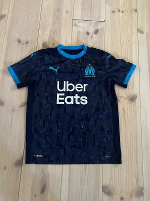 Äkta marseillie tröja  - Äkta marseillie tröja, med design på Marseillies gator.  storlek 13/14y, vid frågor eller funderingar dm!