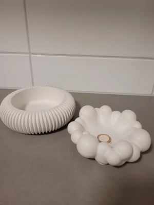 Smycke skål - Handgjorda Smycke skål av gips                                       behandlade med vattenavisande lack                   150 kr / st