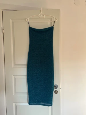 Glittrig bandeau klänning - Glittrig blå bandeau klänning med slits på baksidan, aldrig använt 💗perfekt till nyår 🫶