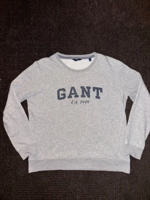 GANT sweatshirt stl 165 - Fin sweatshirt från GANT i tonårsstorlek 165/84. Bra skick från hem utan rök eller djur.