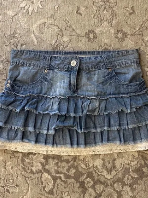 Jeanskjol - Världens finaste jeanskjol med volanger, inga defekter alls🫰 har sytt in kjolen i midjan då jag köpte den som en L, inget som syns