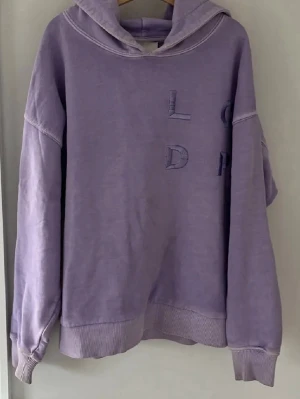Ljuslila hoodie - Säljer denna supersnygga lila hoods från les coyotes!!