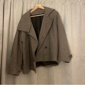 Rutig kappa från Arket - Säljer en snygg rutig kappa från Arket i brunt och beige. Perfekt för höst och vår! Kappan är i mycket bra skick och har knappar framtill. Lappen har åkt av och fickorna har hål (skriv för mer bilder på det) men annars har jackan inga defekter. Storlek M men passar L, S. Nypris 2400kr. Pris kan diskuteras.