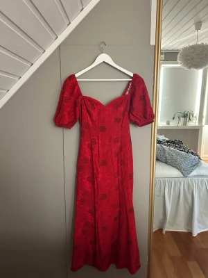 Adoore klänning  - Så snygg röd blommig Adoore klänning i stl 36. Säljer för att den är för stor❤️