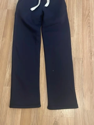 Russemerch byxor XXS  - Mörkblå russemerch byxor i XXS. Säljer dessa för att de tyvärr var för korta. Byxorna är nya med prislappen på och jag har aldrig använt.            Skriv till mig om ni har några funderingar💕