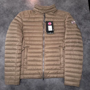 Colmar Dunjacka - Använd fåtal gånger men tags är fortfarande på. Nypris runt 4000kr, men säljer min för 999kr! Stört lågt pris!! Ställ frågor vid minsta fundering ✅