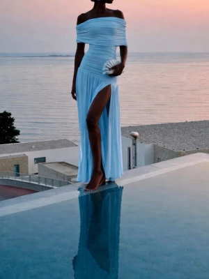 Blå vacker långklänning  - Storlek XS. SLUTSÅLD!!! Prislapp kvar! Från pretty little thing.  