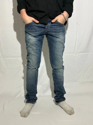 Dondup jeans - Säljer ett par riktigt feta Dondup jeans i storlek w29. Dem har orginalhål vid knäna vilket gör dem perfekt till ett par sommarjeans. Modellen är 165cm. Hör av er vid intresse! Mvh Oakmontfits 