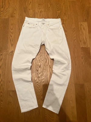 Vita Ralph Lauren jeans - Ett par sjukt snygga RL jeans i storleken 30x32. Aldrig använda så inga fläckar eller annat. Ny pris ligger runt 2000 kr.  Pris går alltid att diskuteras!