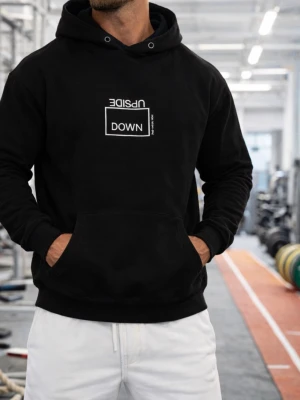 Svart hoodie med tryck 'Upside Down' - Säljer en svart hoodie med vit text och tryck på bröstet där det står 'Upside Down'. Hoodien har en klassisk huva med dragsko och en stor magficka framtill. Tillverkad i mjukt material som passar perfekt till chill eller gymmet.