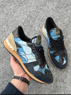 Valentino rockrunners 40-41 - Size 40-41. Skick 8,5/10 inga stora skador, nypris 7200 mitt pris 999kr först till kvarn! Box+ kort ingår😊✌️