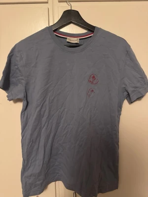 Ljusblå Moncler t-shirt  - Snygg ljusblå t-shirt från Moncler 