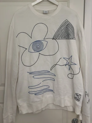 Vit sweatshirt  från Zara - Unik vit sweatshirt från Zara, köpt i Spanien och inte använd på över 1År.