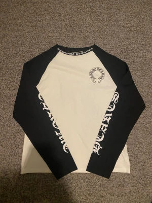 Chrome Hearts longsleeve - En chrome hearts longsleeve som jag aldrig har använt bara provat. Finns en likadan i blå också. Skriv för mer information!!