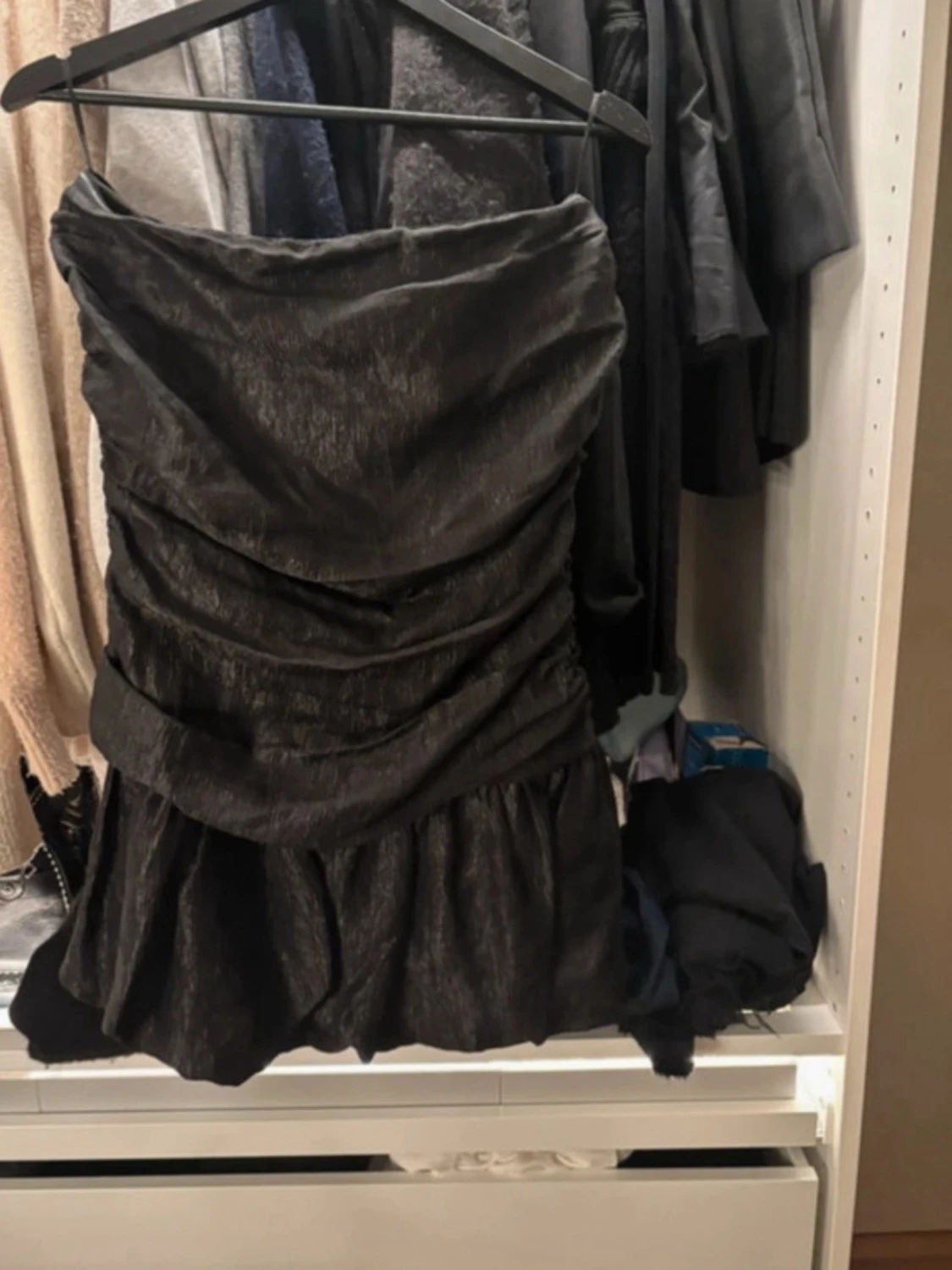 Svart axelbandslös kort klänning - 1