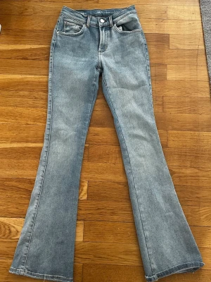 Ljusblå bootcut jeans - Säljer ett par ljusblå bootcut jeans. Sitter jätte fint men passar inte mig längre. Kan gå ner i pris vid snabb affär