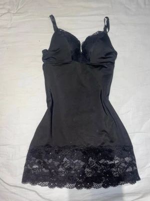 Svart tröja med spets  - Jätte fin svart tröja med spets längst ned och även vid kanten högst upp! Banden är justerbara och den har väldigt skönt material. Köpt second hand men bra skick, skriv för bilder eller prisförslag💕💕