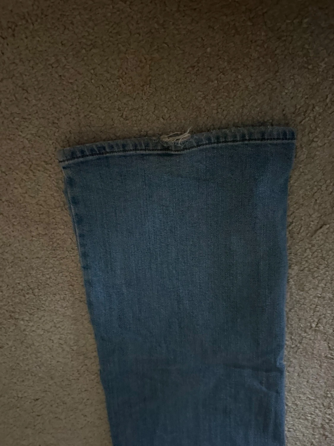 Blåa vida jeans med slitningar - 4